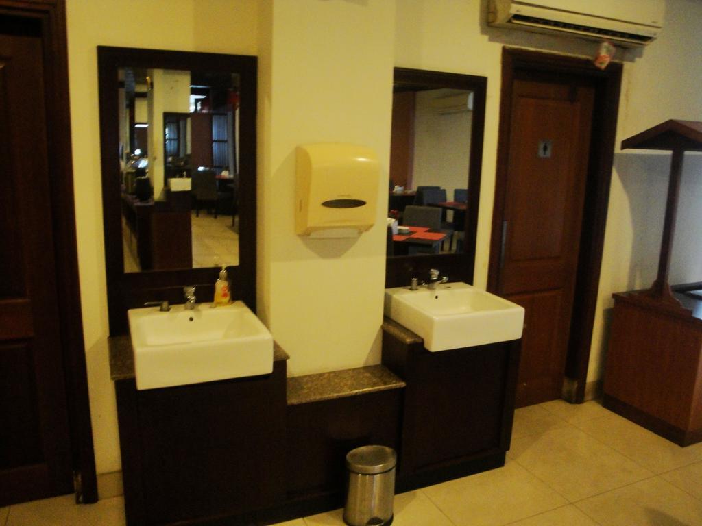 Kendari Imperial Hotel מראה חיצוני תמונה