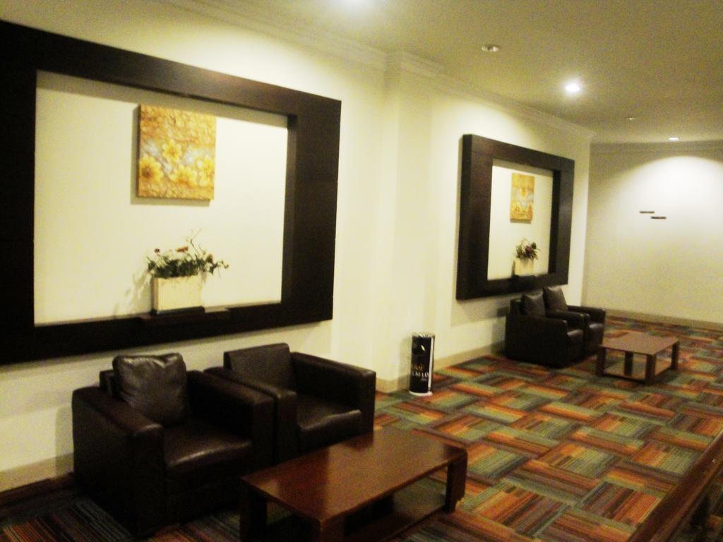 Kendari Imperial Hotel מראה חיצוני תמונה